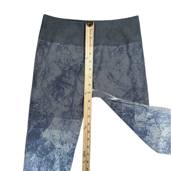Lululemon Ebb to Train Blue and Gray Tie-Dye Activewear Set, Size 10-12 W2BIIS - Picture 5 of 11